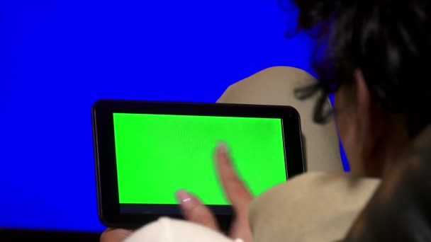设计女商人使用数字平板电脑与绿色屏幕在景观 Uhd 股票视频 阿尔法卢马哑光包括 — 图库视频影像