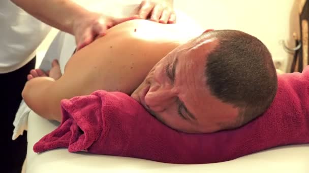 Erwachsener Mann Bekommt Körpermassage Wellness Salon — Stockvideo