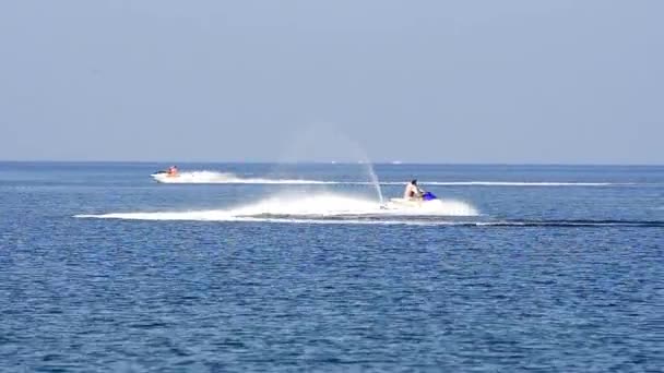 Hombre Moto Acuática Vela Mar Con Barco Fondo — Vídeos de Stock