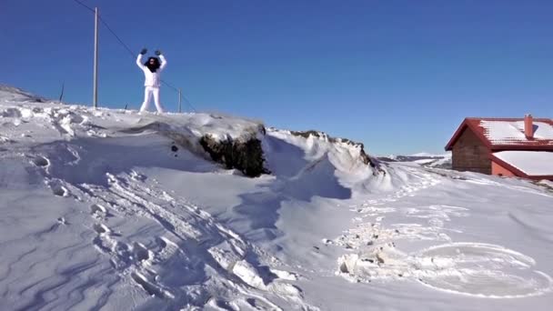 Mooie Vrouw Die Vallen Sneeuw Slowmotion Voorraad Video — Stockvideo