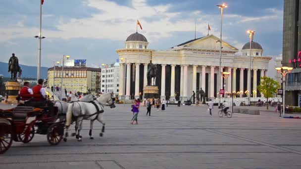 Macedonia Skopje Mayo 2014 Skopje Centro Plaza Museo Con Carro — Vídeos de Stock