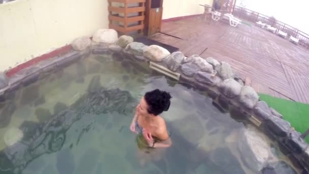 スパ温泉プールでリラックスした女性観 — ストック動画