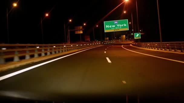 Rijden Snelweg Night Met Exit Teken Van New York City — Stockvideo