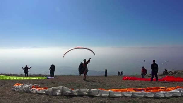 快乐的女人面对相机 享受冬日 雪风景在高山峰 Uhd 稳定凸轮股票视频 — 图库视频影像