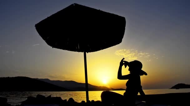 Zomer Strand Zonsondergang Met Womal Met Paraplu Silhouet — Stockvideo