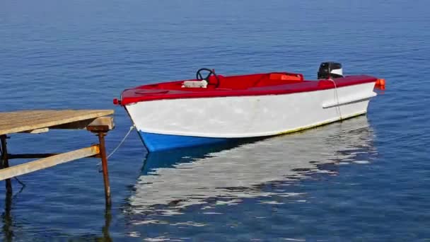 Kleine Gebonden Vissersboot Drijvend Het Water Door Pier — Stockvideo