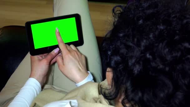 タッチ スクリーン デバイスの保持 スマート フォンを使用して女性の手のクローズ アップ 含まれているには クロマキー 緑色の画面の Uhd — ストック動画