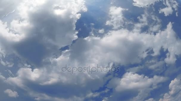 Białe chmury na błękitnym niebie — Wideo stockowe