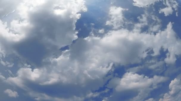 Witte wolken op blauwe lucht — Stockvideo