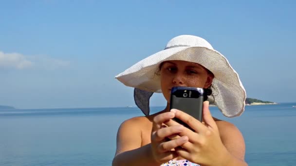 オーシャンビーチにスマート フォンで Selfie を取る若い女性 — ストック動画