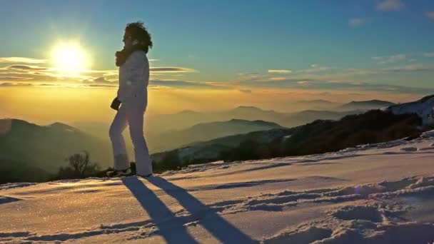 Vrouwelijke Wandelaar Vrouwelijke Wandelen Sneeuw Zonsondergang Achtergrond — Stockvideo