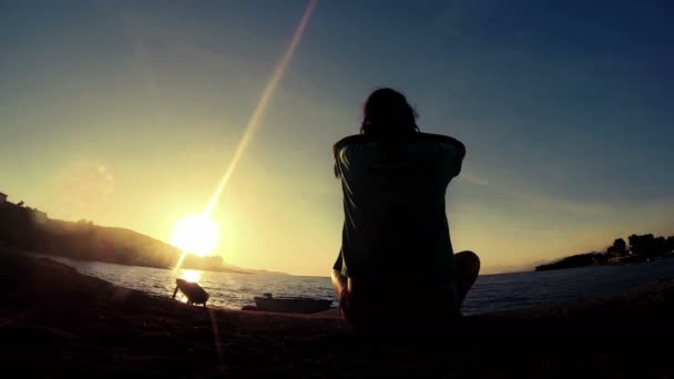 Sommar Meditation Nära Havet Och Göra Yoga Exersises Stranden Soluppgången — Stockvideo