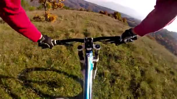 Sonbahar Üzerinde Bisiklete Binmek Dağ Manzarası — Stok video