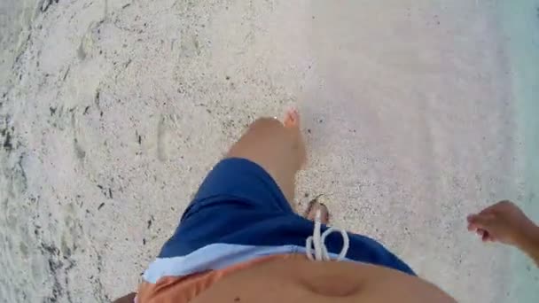 Mann Läuft Auf Sand Mit Schritten Sand — Stockvideo