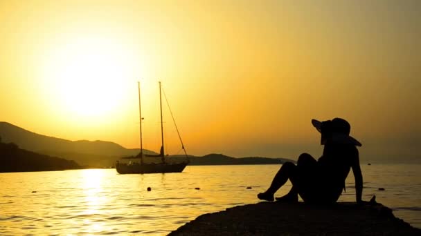 Vrouw Met Stro Hoed Gaande Van Pier Kijken Naar Zonsondergang — Stockvideo