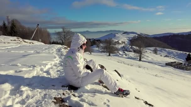 Smartphone Žena Mluví Telefonu Sedí Vysoké Hory Sněhu Uhd Steadycam — Stock video