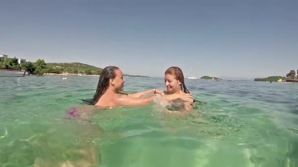 Beauty young woman swimming and having fun diving underwater at sea laguna. Drowning game play. Slow motion video footage HD 1080p — Stock Footage Beauty Young Woman Swimming Having Fun Diving Underwater Sea Laguna Stock Footage