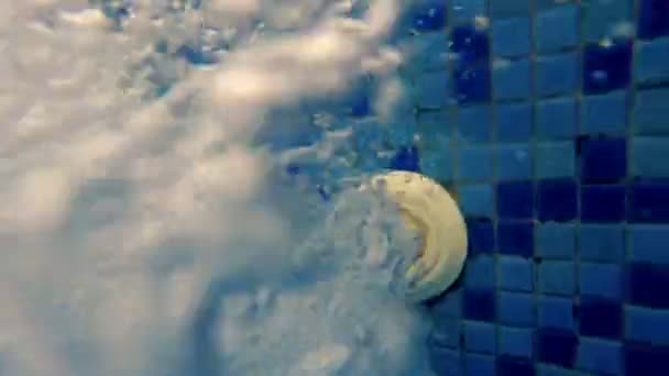 水中撮影 Uhd 強制的に撮影水を噴射で 温水浴槽 — ストック動画