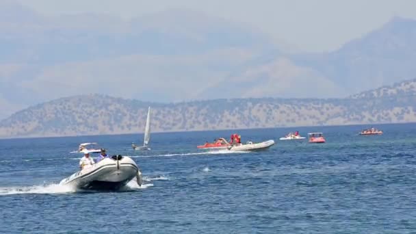 Κέρκυρα Ελλάδα Αυγούστου 2014 Γρήγορο Πλοίο Καταπλέει Στο Ρεγκάτα Αγώνα — Αρχείο Βίντεο
