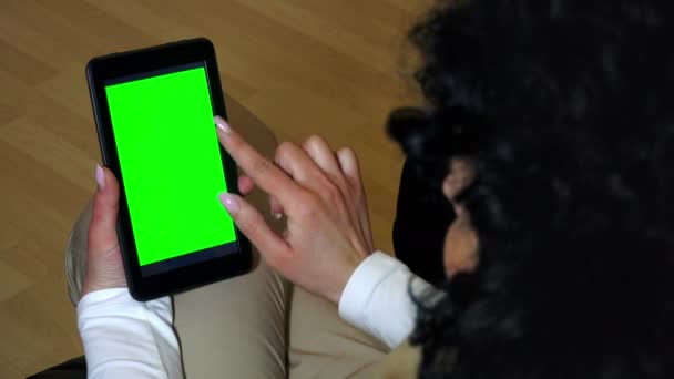 Mujer Usando Tableta Con Pantalla Verde Con Diferentes Gestos — Vídeo de stock