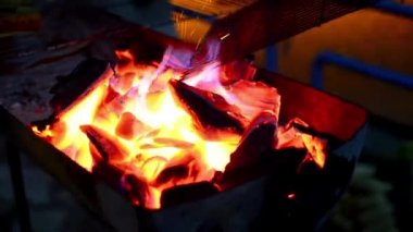 Barbekü kömür yangın