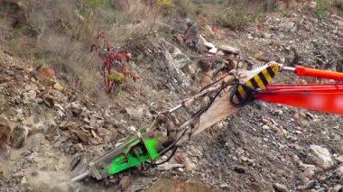 Büyük jackhammer İnşaat Makinaları kayalar smashing. Kırma ve taş Hill'de sondaj Ekskavatör benimkini aç. Sony 4k vurdu