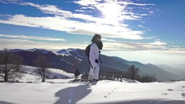 Yüksek dağ tepe üzerinde hiking dağcı kadın. UHD 4k steadycam stok video