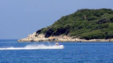 Bir spor adamı bir jet ski motor üzerinde sürüş hızlı izleme