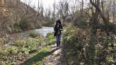 Ormanda yürüyüş yürüyüş yapanlar. Orman Doğa ile doğa yürüyüşü hiking. Sağlıklı Gençler sportif yaşam aktif yaşam tarzı. Sony 4k steadycam yavaş hareket hisse senedi video çekim