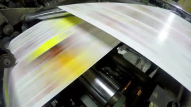 Gazeteler fabrika yazdırma satırda, baskı mekanizması taze haddeleme kağıtları yazmış.