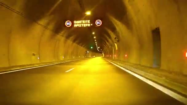 Voiture rapide dans le tunnel avec éclairage 