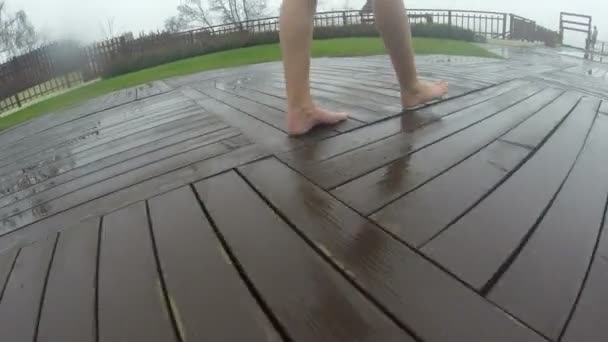 Närbild Fötter Walking Pool Boardwalk Uhd Ultra Upplösning Tracking Shot — Stockvideo