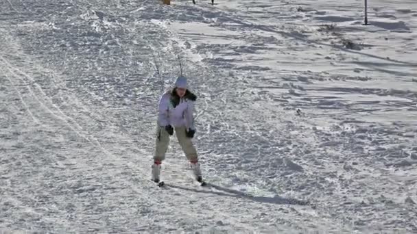 Jong Meisje Skiën Berghelling Overdag — Stockvideo