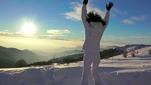 Frau Genießt Winter Schneewandern Auf Sonnenuntergang Hintergrund — Stockvideo