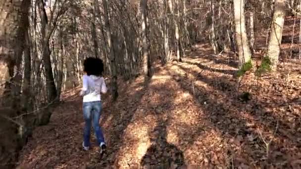 Runner femme en cours d'exécution dans le parc le matin piste de mouvement vidéo haute définition. Sony 4k steadycam shoot 