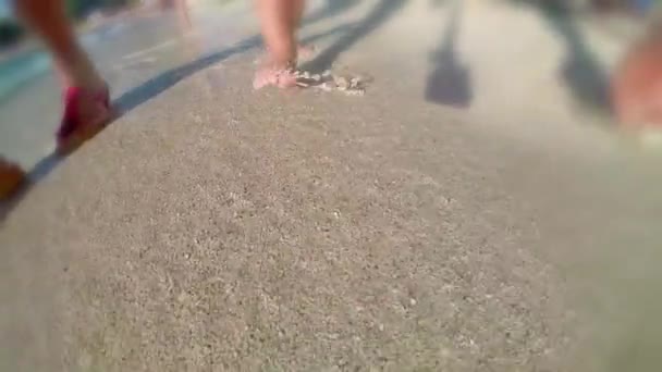 Moeder Kind Wandelen Langs Het Zandstrand Slow Motion Lage Hoekmening — Stockvideo