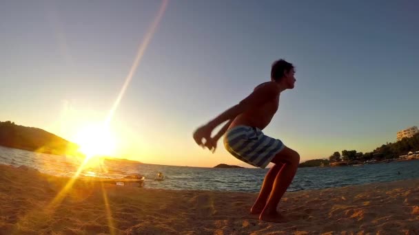 Slowmotion Tonåring Gör Gymnastik Tillbaka Vänd Stranden Solnedgången — Stockvideo