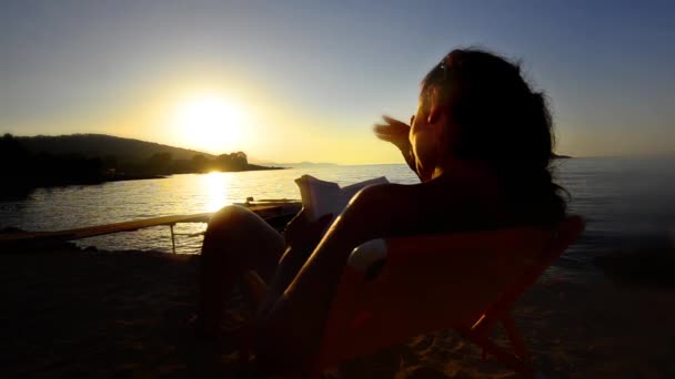 Libro Lectura Mujer Sobre Fondo Puesta Del Sol — Vídeos de Stock