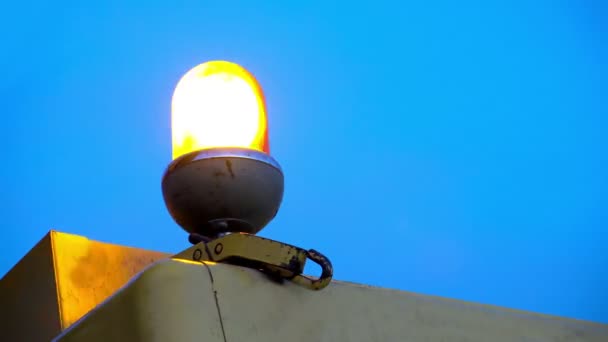 Warnsignal Sirenenlicht Auf Blauem Hintergrund — Stockvideo