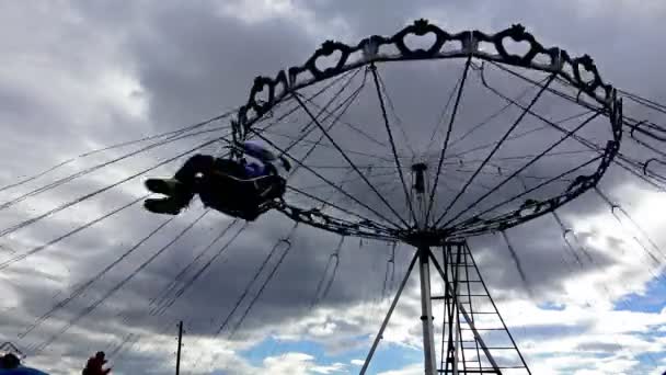 Menschen Silhouetten Reiten Auf Kettenschaukel Auf Bewölkten Himmel Hintergrund — Stockvideo