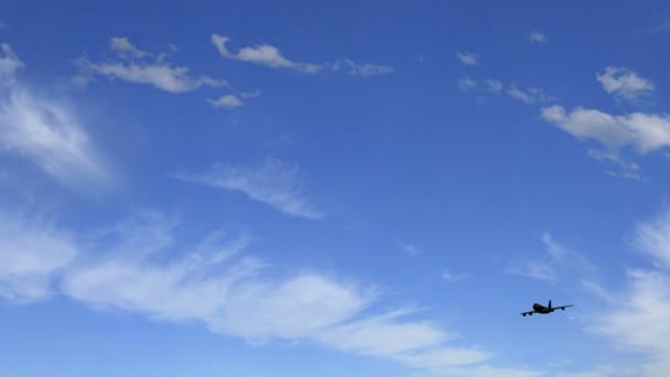 View Plane Flying Overhead Blue Sky Background — Stock Video