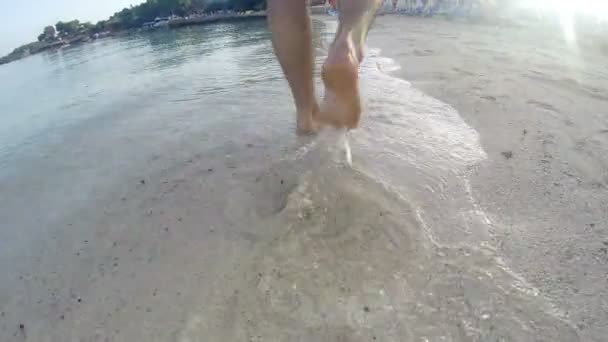 Άνθρωπος Walking Barefoot Για Υγρή Άμμο — Αρχείο Βίντεο