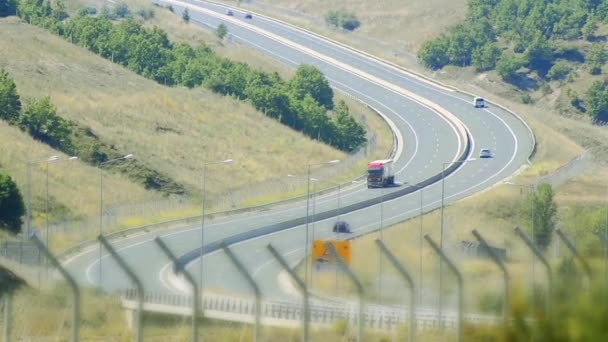 高速道路上の高速移動車の飼いならされた経過 — ストック動画