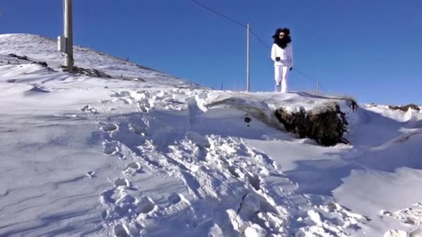 Zpomalený Pohyb Ženy Pádu Sněhu Dne — Stock video