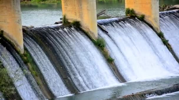 春季洪水水流动的水电站大坝 — 图库视频影像