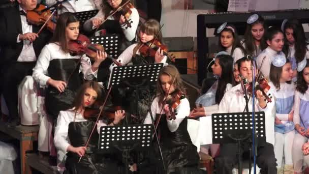 指揮者とニューイヤー コンサートでミュージシャンのマケドニア コチャニ 2014 — ストック動画