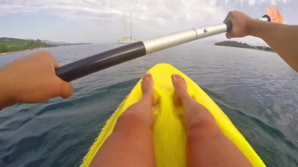 Kayak Pov Ralenti Avec Grand Yacht Îles Horizon — Video