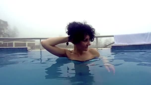 Zaman Atlamalı Kadının Rahatlatıcı Spa Termal Havuz — Stok video