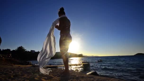 Bakifrån Kvinna Strand Vid Havet Med Viftande Halsduk Sunset Bakgrund — Stockvideo