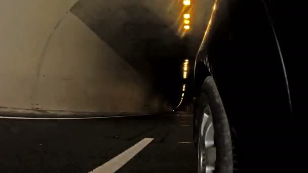 Χαμηλή Γωνία Προβολής Αυτοκίνητο Οδήγηση Στη Σήραγγα — Αρχείο Βίντεο